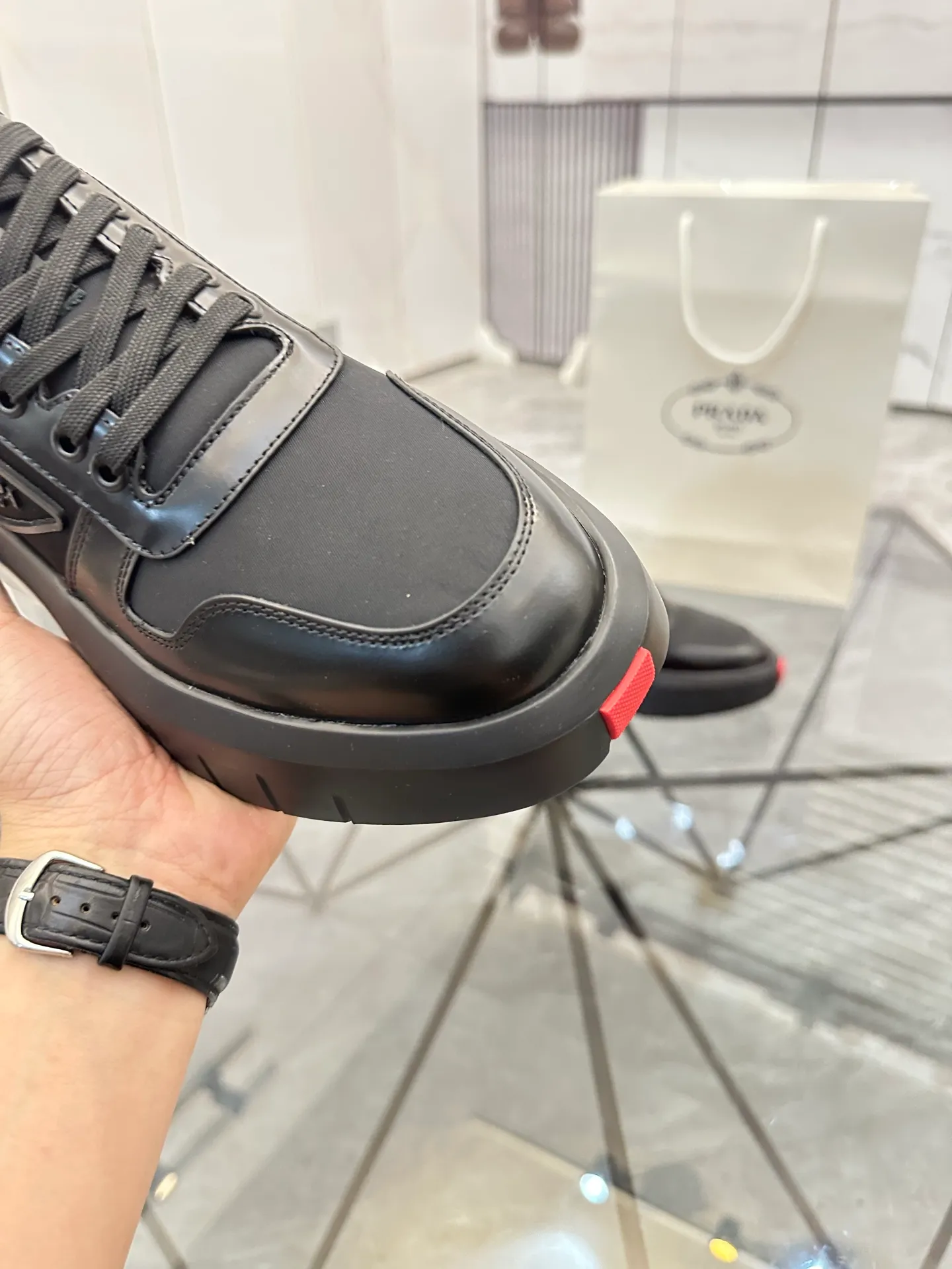 Men's shoes: 💰P620¥ High-end top quality Product trademark: Prada *"Prada*" low-top casual shoes Regular size: 38-45 (can be customized to 46) Product materials: imported first-layer cowhide leather on the upper spliced ​​with original fabric, breathable lining, cowhide foot pads, original ultra-light foam outsole. No.: 001